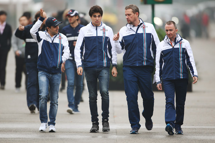 Felipe Massa (ganz links) und Lance Stroll (Zweiter von links) mit Sportchef Nielsen und Technikchef Lowe