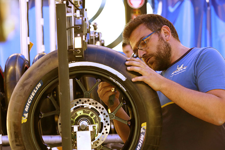 Reifenmonteur bei Michelin: Das Limit vorne liegt bisher bei 1,9 bar