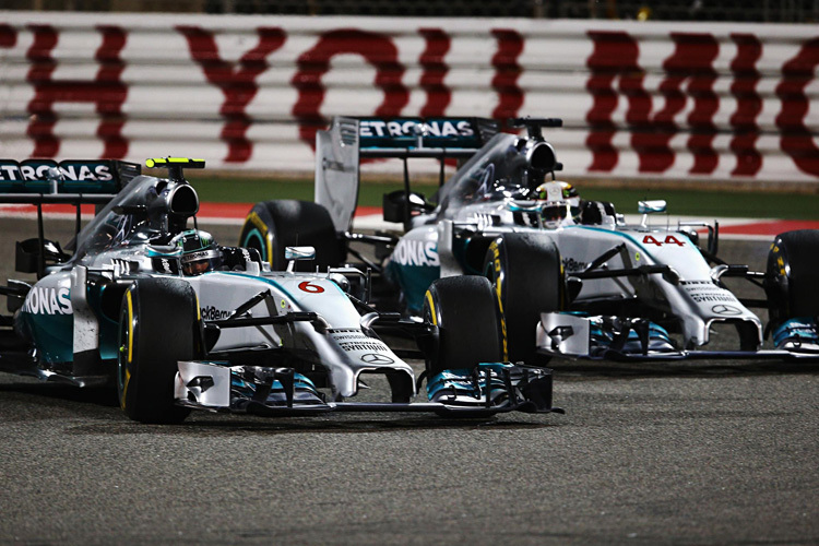 Bei der ersten Nachtfahrt 2014, in Bahrain, hatte letztlich Lewis Hamilton (rechts) die Nase vorne