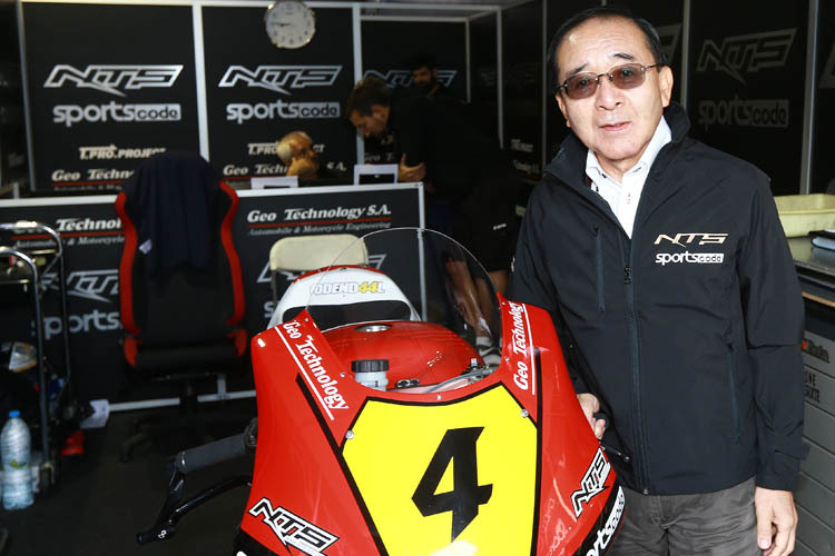 NTS-Techniker Osamu Goto mit der japanischen Moto2-Maschine