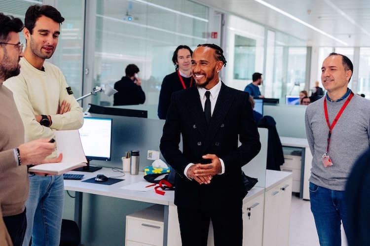 Lewis Hamilton bei seinem ersten Arbeitstag in Maranello