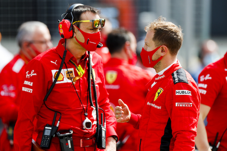 Sebastian Vettel mit seinem Renningenieur Riccardo Adami