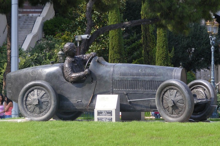 Dieses Denkmal erinnert an den ersten Monaco-GP-Sieger, William Charles Frederick Grover-Williams 