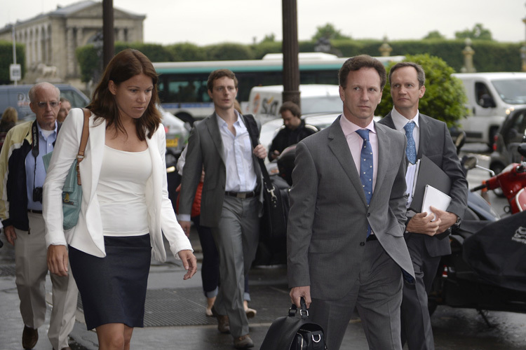 Christian Horner (vorne rechts) auf dem Weg zur Verhandlung