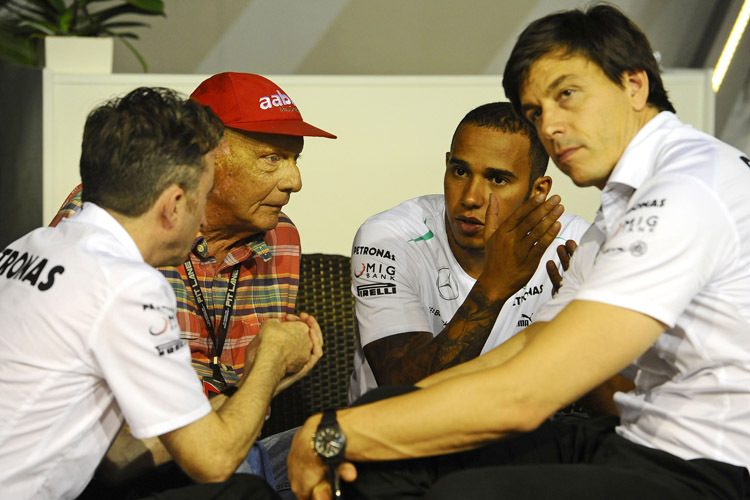 Ernste Gesichter: Niki Lauda im Gespräch mit Lewis Hamilton und Motorsportdirektor Toto Wolff