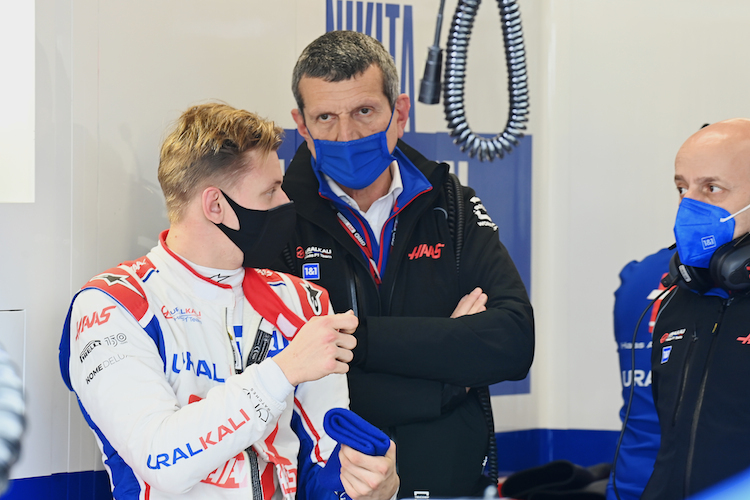 Mick Schumacher mit Haas-Teamchef Günther Steiner