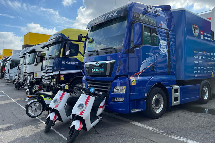 Donnerstagfrüh: Der PrüstelGP-Truck und die 2 Teamroller im Paddock in Montmeló