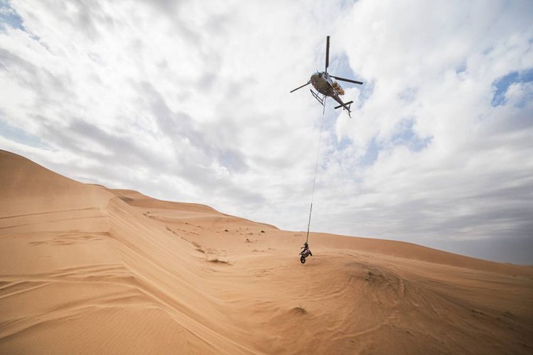 Gestrandete werden per Helikopter geborgen