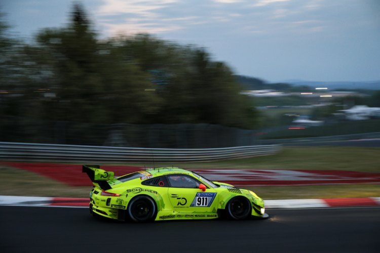 Führt das 24h-Rennen am Nürburring an: Der Porsche 911 GT3 R von Manthey