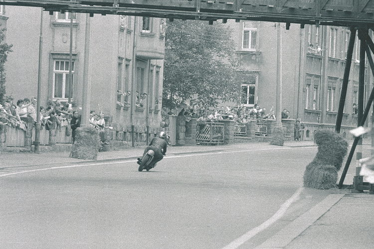 1970: Agostini auf dem Weg zu einem seiner elf Sachsenring-Siege