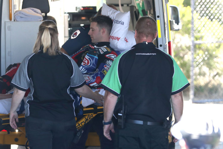 Jonathan Rea a été emmené en ambulance