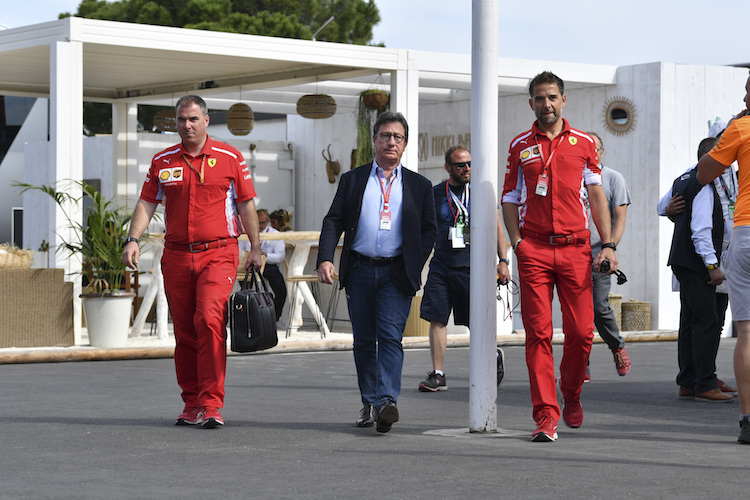 Ferrari-CEO Louis Camilleri (mit Sakko) in Frankreich 2019