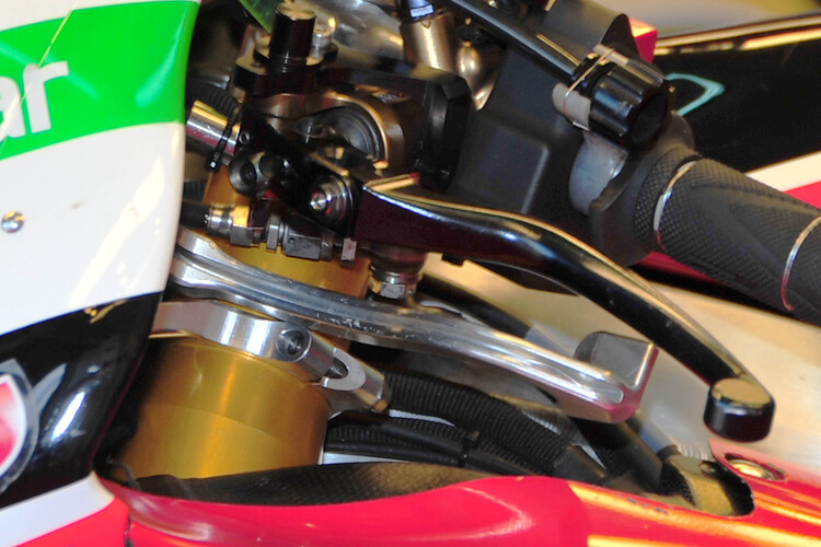 Das Motorrad von Bradl: schwarzer Kupplungshebel, darunter der helle Hebel für die Daumenbremse