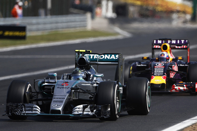 Daniel Ricciardo jagt Nico Rosberg auf dem Hungaroring