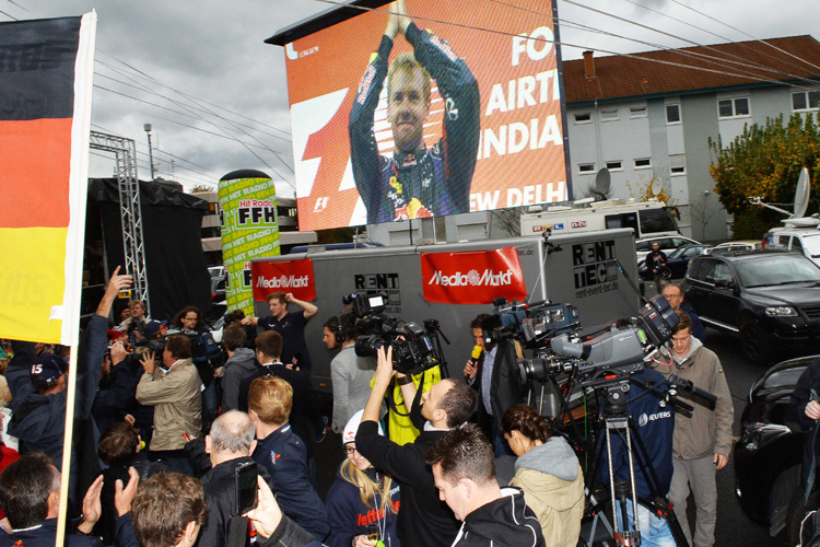 Sebastian Vettel auf dem Podium, RTL ist mit einer Kamera-Mannschaft in Heppenheim