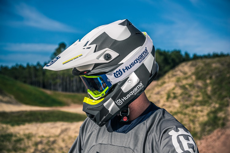 Bei Bell gefertigt: Offroad-Helm Moto 9 der Husqvarna-Kollektion