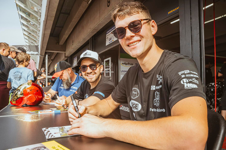 Fetz (re.) mit Luca Grünwald beim Autogramme schreiben