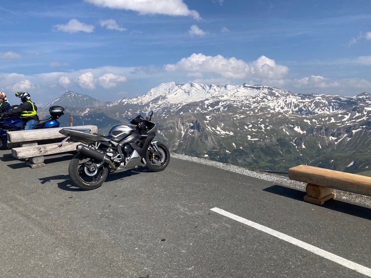 Die Yamaha R1 von SPEEDWEEK.com-Redakteur Stephan Moosbrugger in den österreichischen Alpen