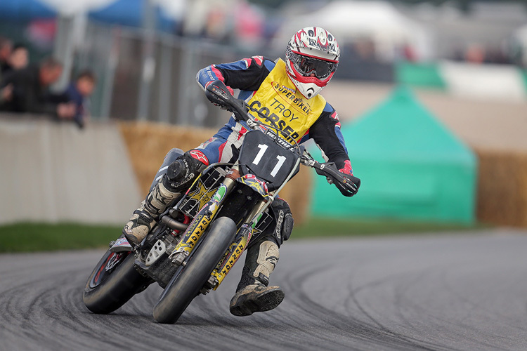 Auf dem Asphalt macht Troy Corser auch im Supermoto eine gute Figur