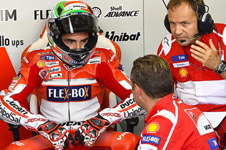 Michele Pirro am Freitag in der Ducati-Box