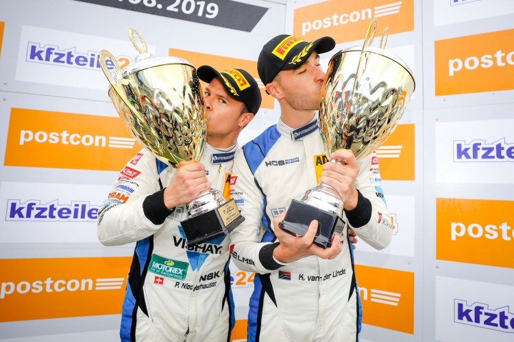 Champions des ADAC GT Masters: Patric Niederhauser (li.) und Kelvin van der Linde