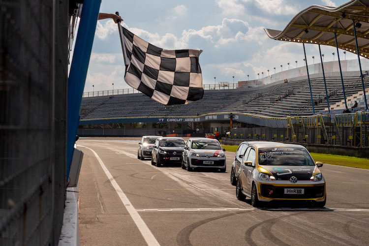 Der ADAC Tourenwagen Junior Cup bot spannenden Markenpokalsport in den Niederlanden. Leon Arndt gewann beide Rennen und übernahm die Tabellenführung vor dem Finale auf dem Nürburgring