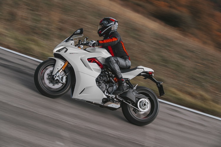 Ducati propagiert die Supersport 950 als ideales Landstrassenmotorrad für sportliche Fahrer