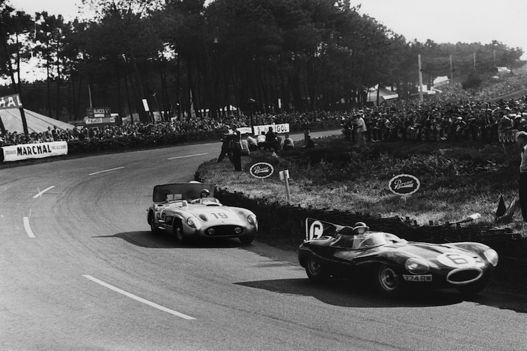 Mike Hawthorn gegen Juan Manuel Fangio 1955 in der Sarthe