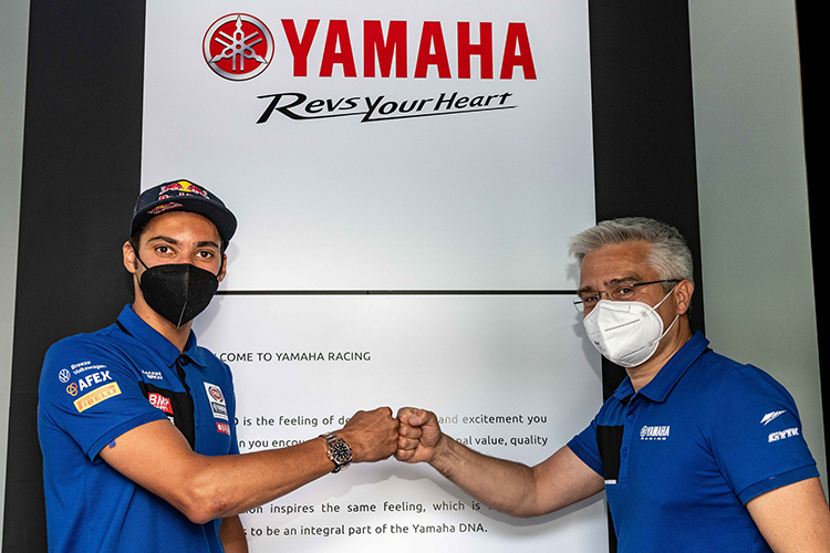 Toprak Razgatlioglu (li.) mit Yamaha-Manager Andrea Dosoli