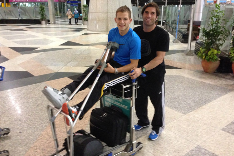 Stefan Bradl am Kuala Lumpur-Airport mit LCR-Koordinator Oscar Haro