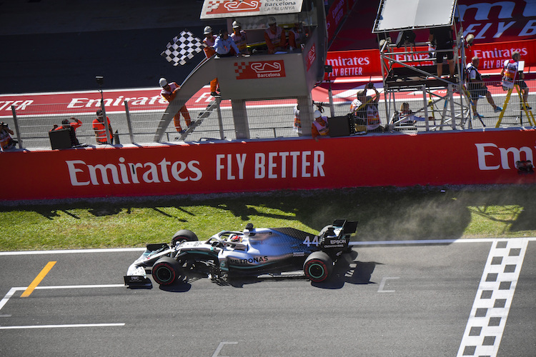 Lewis Hamilton kam in Barcelona als Erster über die Ziellinie und bescherte Mercedes damit den fünften Sieg in Folge
