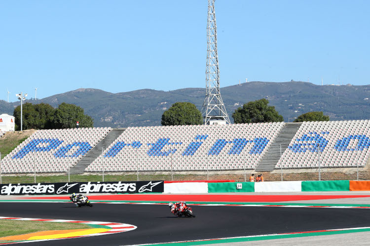 Andrea Dovizioso verabschiedet sich in Portimão in sein Sabbatical, Tito Rabat (dahinter) womöglich aus dem GP-Paddock