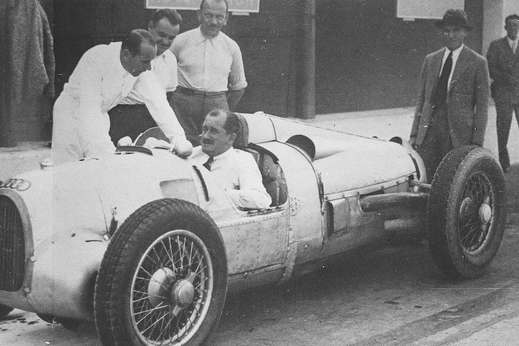 Ferdinand Porsche 1934 im Auto Union Typ A 