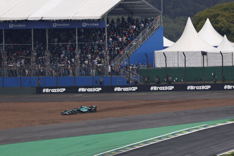 Zwei asphaltierte Wege zurück zur Strecke hätte es in Interlagos gegeben. Lance Stroll entschied sich aber, wie an den Reifenspuren erkennbar, für den Weg quer durchs Kiesbett. Dort blieb er stecken