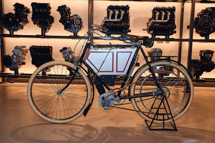 Triumph Prototyp von 1901 wiederentdeckt: Fahrradrahmen, Minerva-Motor mit Direktantrieb per Riemen zum Hinterrad