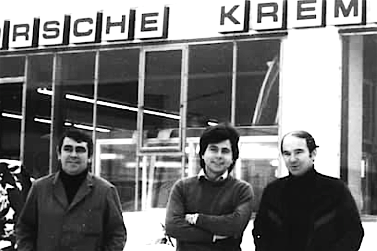 Bereit für den Rachefeldzug 1979: Manfred Kremer (li.), Neuzugang Klaus Ludwig, Erwin Kremer nach Vertragsabschluss im Hof des Porsche-betriebs 