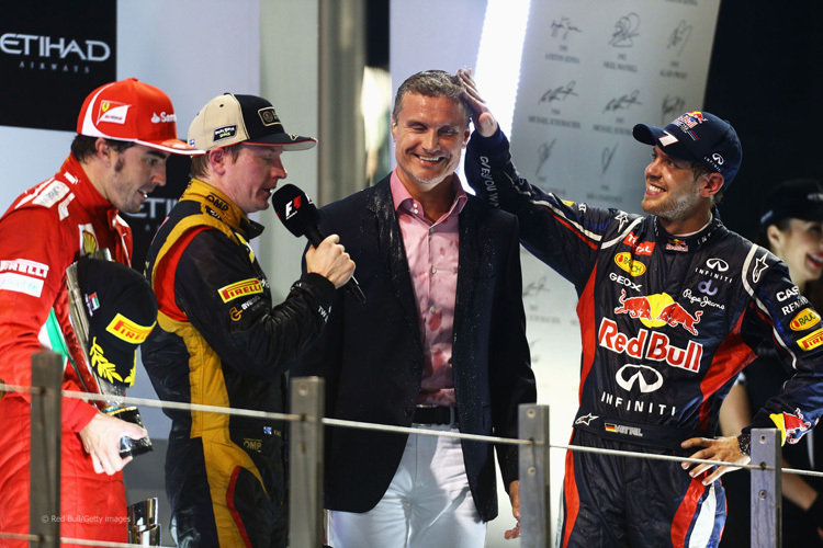 Sebastian Vettel albert auf dem Abu-Dhabi-Siegerpodest mit David Coulthard herum