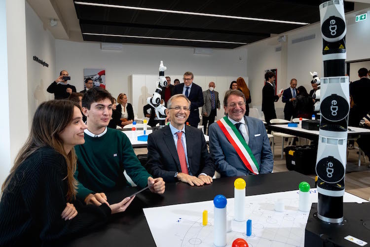 Benedetto Vigna (mit roter Krawatte) bei der Eröffnung eines Lehrzentrums für Mathematik, Wissenschaft und Technik in Modena