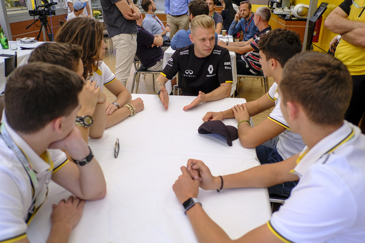 Der Renault-Nachwuchs durfte in Ungarn einen Blick hinter die Kulissen werfen und auch mit Kevin Magnussen reden