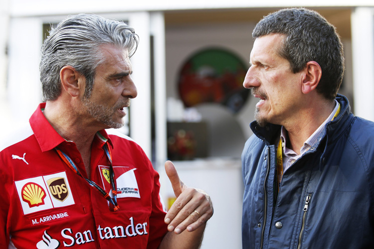 Teamchefs unter sich: Maurizio Arrivabene von Ferrari mit Günther Steiner von Haas