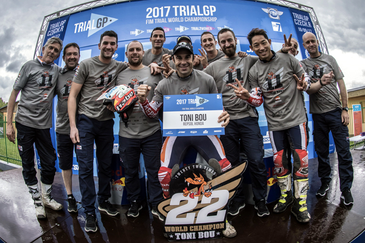 Toni Bou (Mitte) feiert mit seinem Team Repsol Honda den 22. Trial-WM-Titel