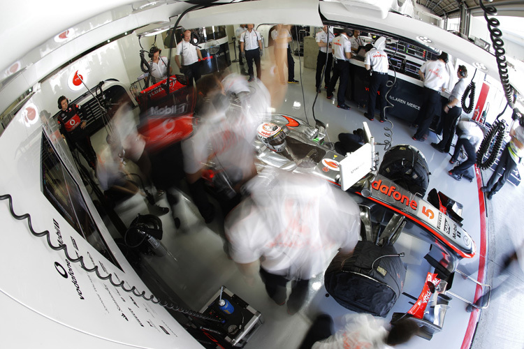 Emsiges Treiben um den ruhenden Pol Jenson Button in der McLaren-Box
