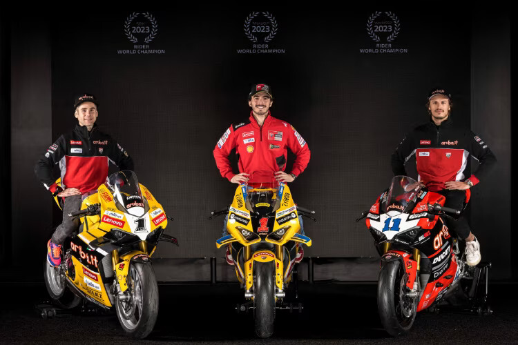 Drei Weltmeister auf ihren Replika-Bikes: Alvaro Bautista, Pecco Bagnaia und Nicolò Bulega