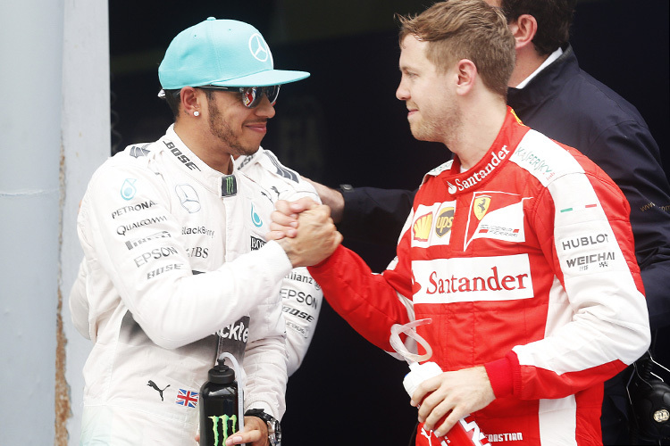 Sebastian Vettel gratuliert Lewis Hamilton zur Pole