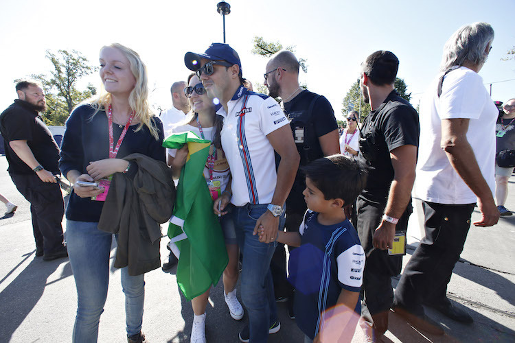 Felipe Massa mit Sohn und Fans