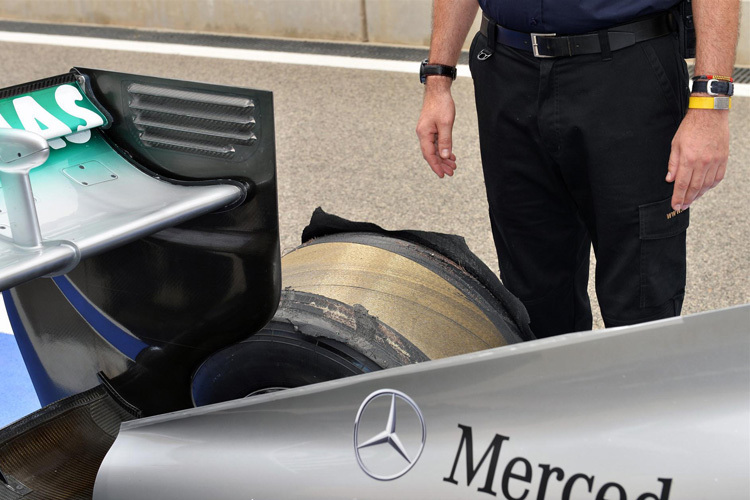 Laufflächen-Ablösung am Wagen von Lewis Hamilton