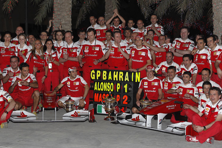 16 Ferrari feiert