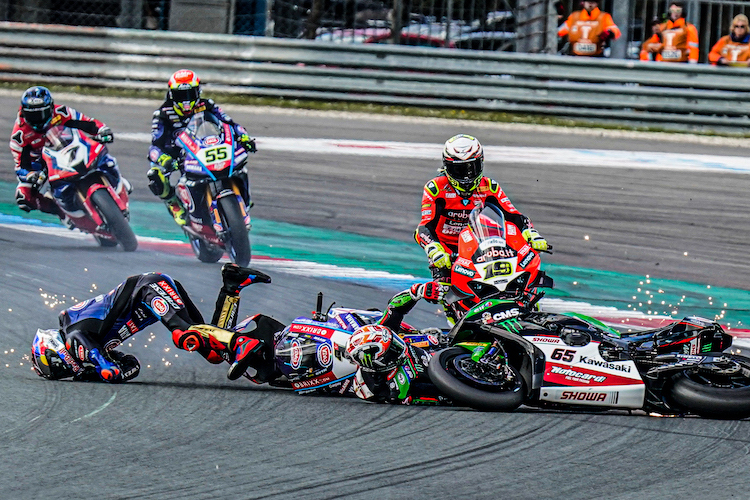 Crash von Razgatlioglu und Rea in Assen