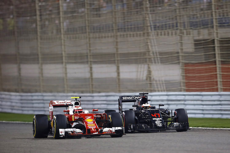 Stoffel Vandoorne (rechts) mit Kimi Räikkönen in Bahrain 2016