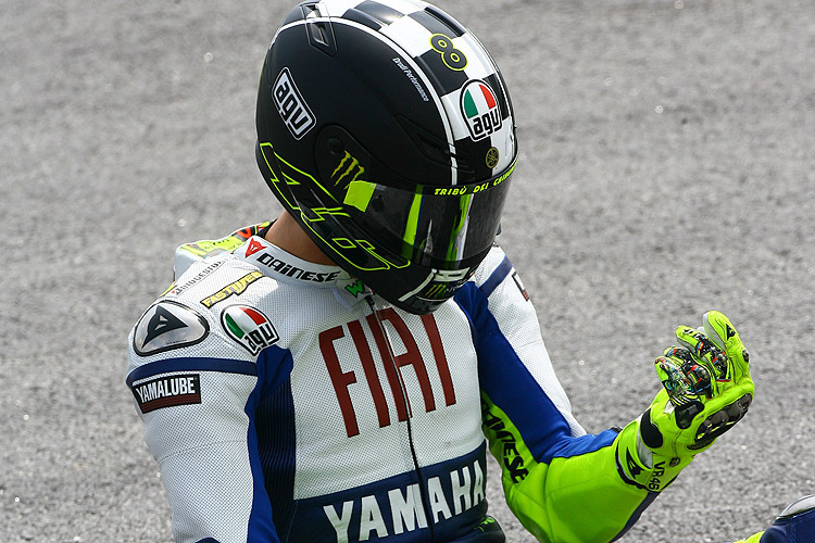 Rossi begutachtet seinen Arm nach dem Sturz